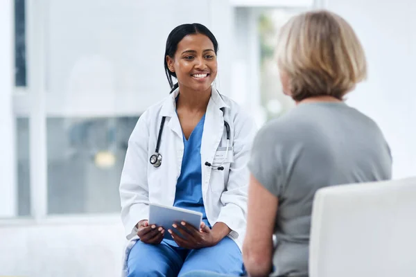 Ženy Pacient Lékař Tabletou Konzultace Konverzace Pro Diagnózu Vyléčení Léčbu — Stock fotografie