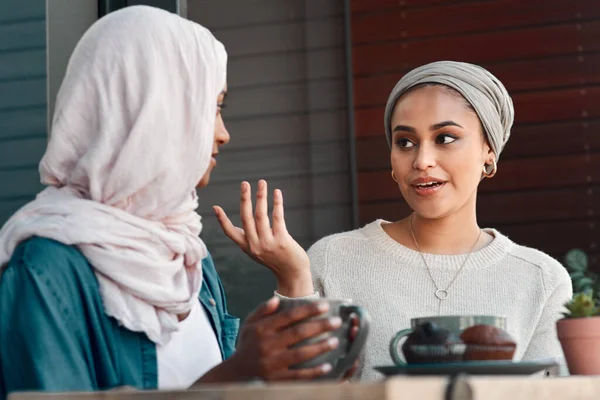 Roddels Koffie Glimlach Met Moslimvrouwen Café Voor Gesprek Eten Gezelligheid — Stockfoto