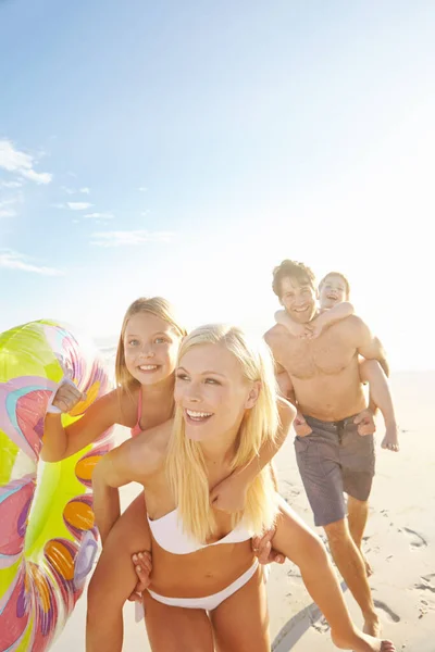 Giorno Perfetto Vacanza Una Giovane Famiglia Felice Che Diverte Spiaggia — Foto Stock