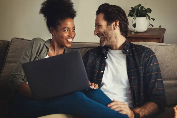 Laptop Entretenimento Interracial Com Casal Transmitindo Filme Usando Serviço Assinatura — Fotografia de Stock