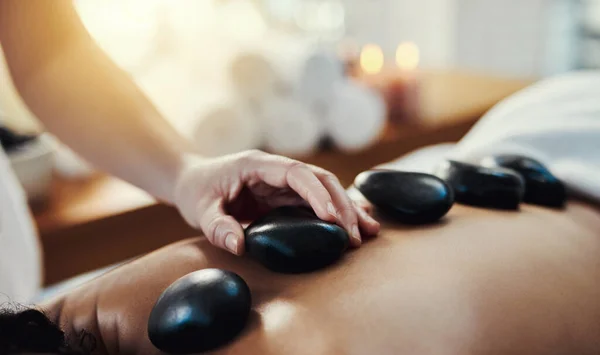 Mulher Mãos Pedras Relaxar Para Massagem Nas Costas Cuidados Com — Fotografia de Stock