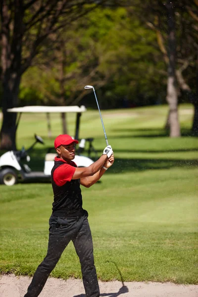 Ale Šikovný Švih Pohledný Mladý Muž Hrající Golf — Stock fotografie