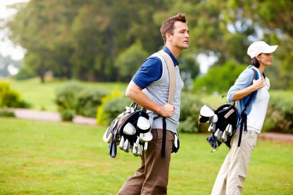 Couple Marchant Avec Des Sacs Golf Homme Femme Marchant Avec — Photo