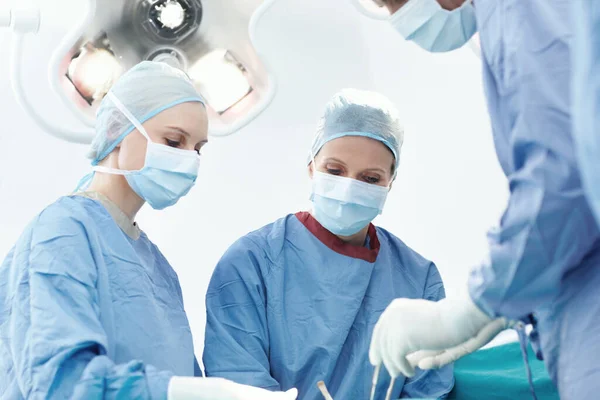 Förtjänar Sjukvård Högsta Kvalitet Grupp Medicinska Kirurger Som Arbetar Tillsammans — Stockfoto