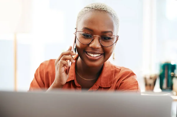 Φορητός Υπολογιστής Τηλεφώνημα Και Πρόσωπο Μαύρης Γυναίκας Στο Γραφείο Που — Φωτογραφία Αρχείου