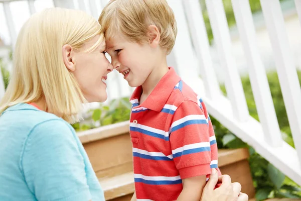 Sempre Amarei Bonito Menino Ligando Com Sua Mãe Nos Degraus — Fotografia de Stock