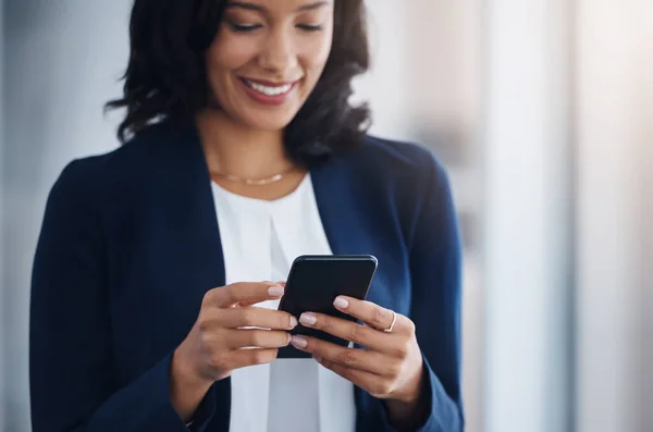 Emprendedor Feliz Mujer Con Celular App Móvil Mecanografiando Con Conexión —  Fotos de Stock