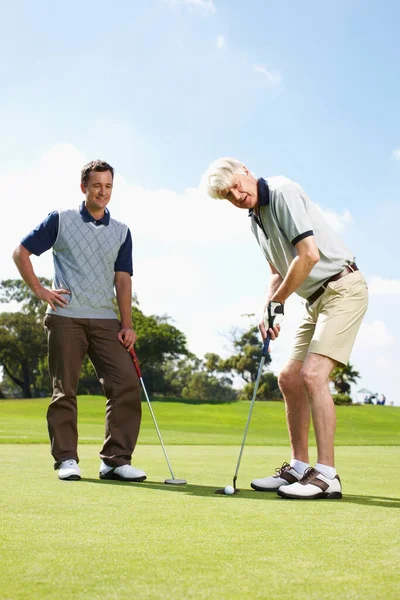 Vinculación Green Dos Hombres Green Jugando Una Ronda Golf Juntos — Foto de Stock