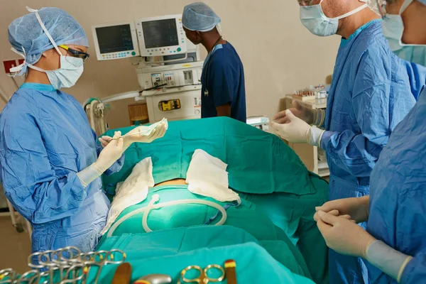 改变他们病人的生活 为外科手术作准备的一组外科医生 — 图库照片