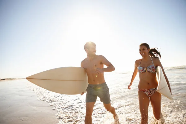 Kochające Lato Młoda Para Wybiegająca Morza Deskami Surfingowymi — Zdjęcie stockowe
