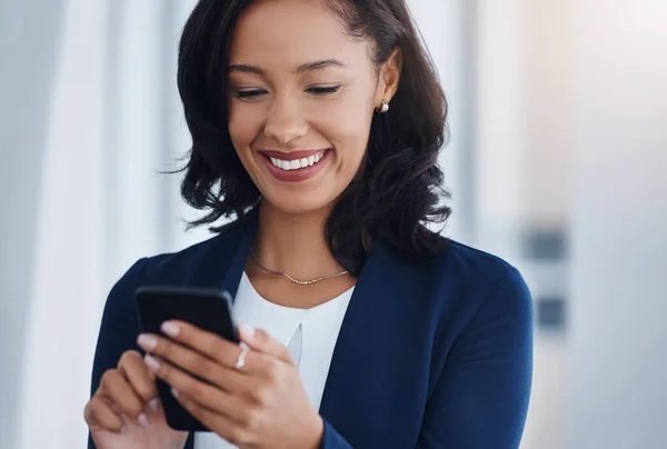 Glücklich Mitarbeiter Oder Frau Mit Handy Handy App Oder Verbindung — Stockfoto