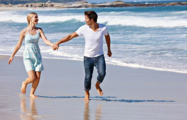 只有你 我和大海 一对快乐的年轻夫妇在海滩上散步 — 图库照片