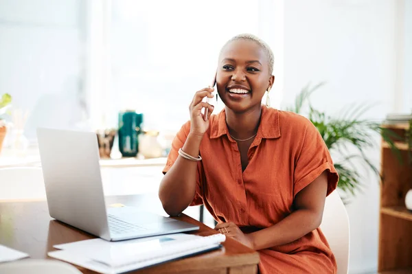 Telefon Görüşmesi Iletişim Bilgisayarlı Mutlu Siyah Kadın Iletişim Bağlantı Kurmak — Stok fotoğraf