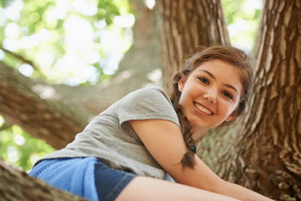 Apanha Puderes Retrato Uma Adolescente Sentada Alto Uma Árvore — Fotografia de Stock