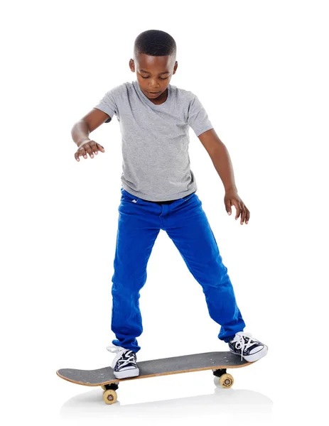 私は転ぶかもしれないが 私はいつも立ち上がる スタジオショットのかわいい男の子のポーズで彼のスケートボードと白の背景 — ストック写真