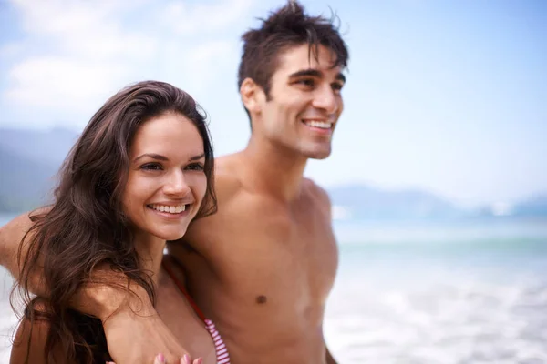 ビーチで散歩 ビーチでの休暇を楽しんでいる若いカップルは — ストック写真