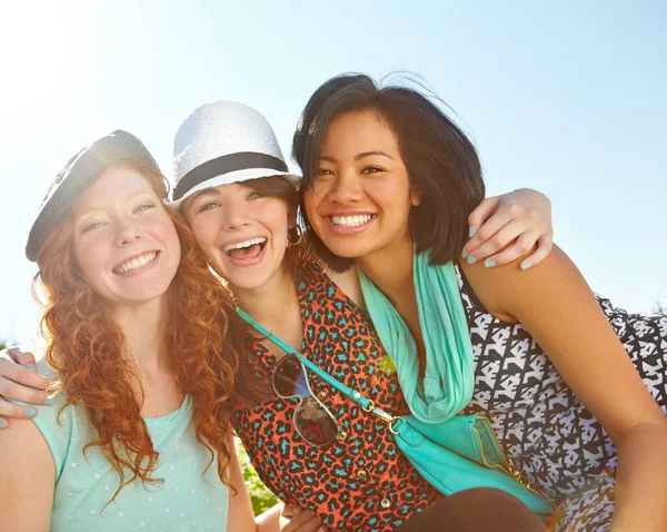 Élet Barátnők Nélkül Három Tinédzser Lány Boldogan Mosolyog Egymás Karjaiban — Stock Fotó