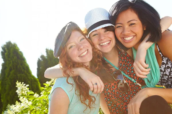 Vrienden Zijn Dag Vrolijken Drie Tienermeisjes Die Vrolijk Glimlachen Met — Stockfoto