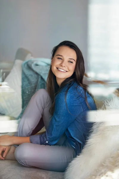Smiling Sofa Attractive Young Woman Spending Relaxing Day Sofa Home — Stock Photo, Image