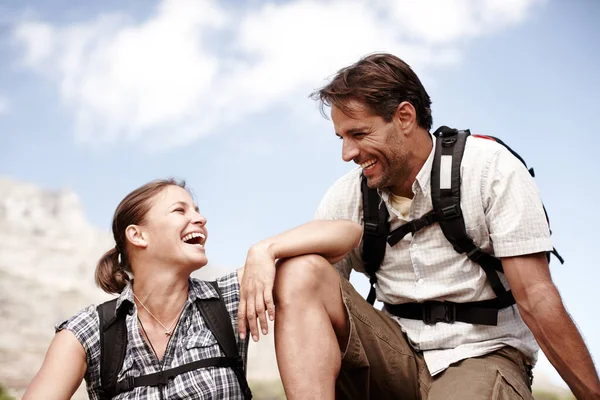Esto Muy Divertido Dos Excursionistas Riendo Sonriendo Mientras Disfrutan Una — Foto de Stock
