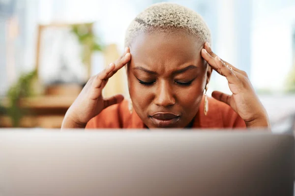 Dor Cabeça Estresse Mulher Negra Negócios Com Laptop Para Erro — Fotografia de Stock