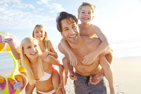 Niente Batte Giorno Sole Una Giovane Famiglia Felice Spiaggia — Foto Stock