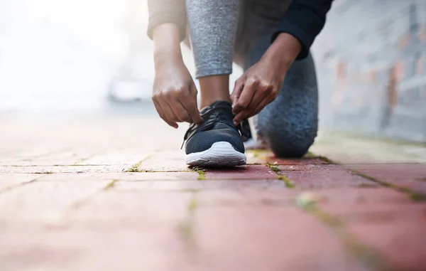 Egzersiz Kravat Kadın Atlet Bağcıkları Koşu Ayakkabıları Eller Dizleri Yerde — Stok fotoğraf