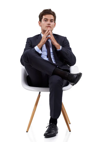 Zrelaksowana Kontemplacja Zamyślony Młody Biznesmen Siedzący Krześle — Zdjęcie stockowe