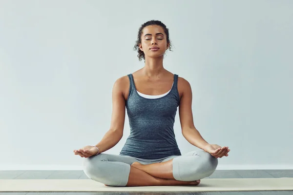Figyelemfelkeltés Meditáció Jógázik Wellness Légzés Egészséges Test Stúdióban Mindset Spirituális — Stock Fotó
