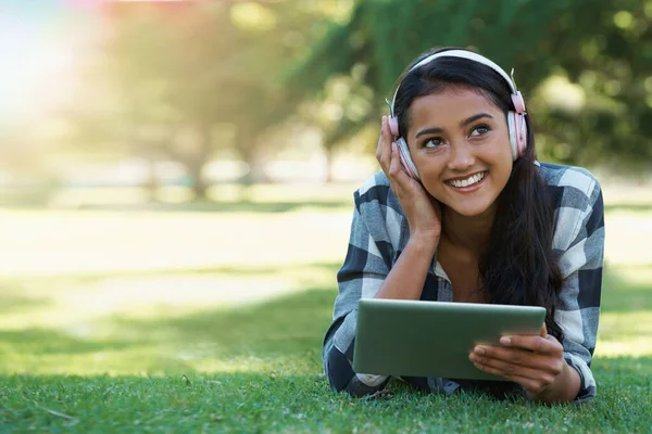 Elektronika Mnie Podłącza Młoda Kobieta Leżąca Parku Słuchająca Muzyki Podczas — Zdjęcie stockowe