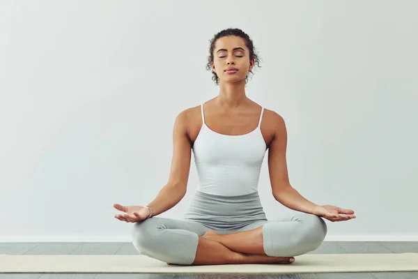 Jóga Meditáció Szőnyegen Wellness Légzőgyakorlat Egészséges Test Stúdióban Fitness Spirituális — Stock Fotó