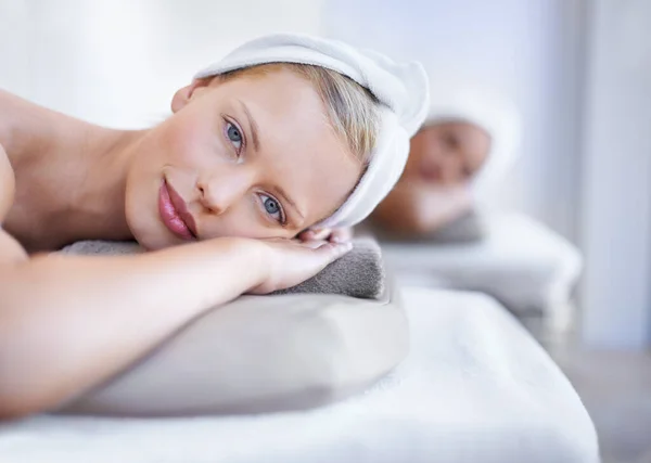 Pure Relaxation Young Woman Looking Camera While Lying Massage Table — Stock Photo, Image