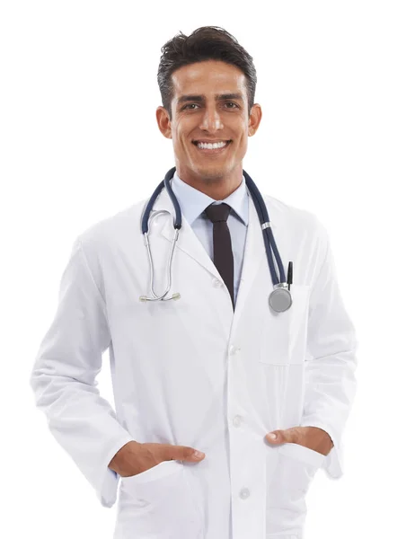 彼はあなたが信頼できる医者です 彼の首と手の周りの聴診器で笑顔ハンサムな若い医師の肖像画白い背景に対する彼の研究室のコート — ストック写真