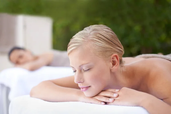 Błogosławiony Zabieg Kosmetyczny Młoda Kobieta Relaksująca Się Spa Podczas Masażu — Zdjęcie stockowe