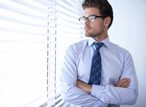 野心的な男のビジョン 彼のオフィスに立って思慮深く見えるハンサムなビジネスマン — ストック写真