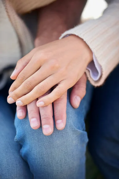 Kärleksfull Hand Beskuren Bild Kvinna Som Lägger Sin Hand Kärleksfullt — Stockfoto