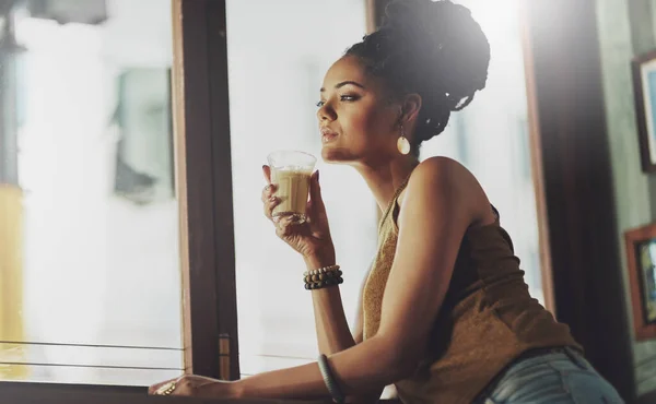 Zgubiła Się Kawie Atrakcyjna Młoda Kobieta Siedząca Kawiarni — Zdjęcie stockowe