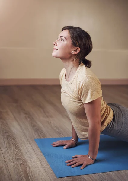 Yoga Estilo Vida Uma Jovem Mulher Atraente Segurando Uma Pose — Fotografia de Stock