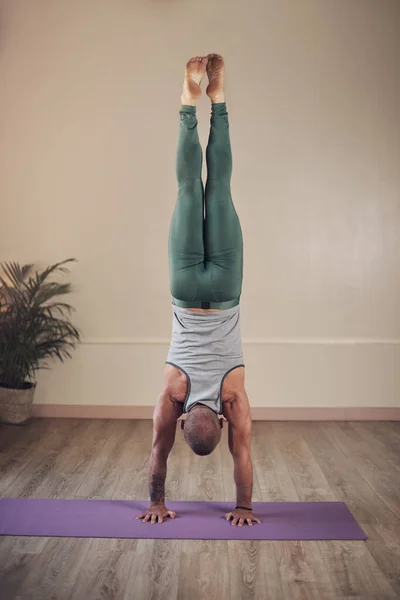 Yoga Est Fontaine Jeunesse Prise Vue Complète Homme Méconnaissable Tenant — Photo