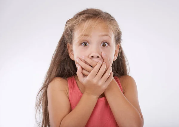 Поверить Портрет Маленькой Девочки Закрывающей Рот Неверием — стоковое фото