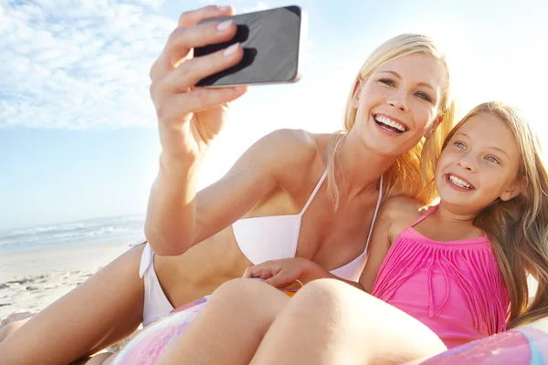 Perfect Opportunity Picture Young Mother Daughter Taking Picture Themselves Beach — Stock Photo, Image