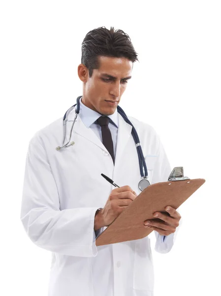 あなたの健康の必要性のための処方箋を書きなさい 白い背景にクリップボードにメモを取るハンサムな若い医者 — ストック写真