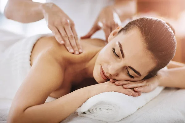 Relax Rust Massage Met Vrouw Spa Voor Wellness Luxe Cosmetica — Stockfoto
