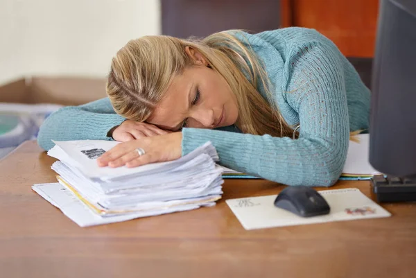 Dormir Trabalho Uma Professora Desmaiada Sua Mesa Com Papéis Marcantes — Fotografia de Stock
