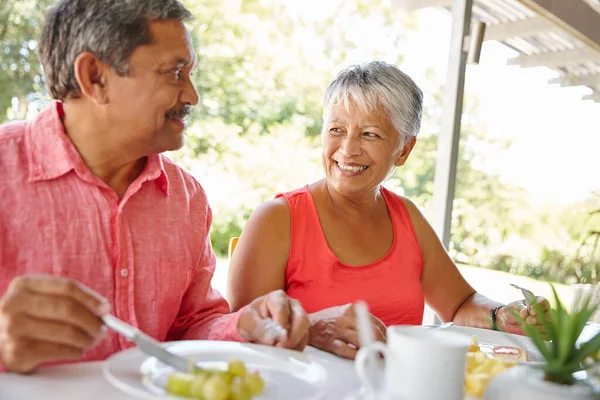 Robicie Idealne Śniadania Szczęśliwa Para Seniorów Ciesząca Się Spokojnym Śniadaniem — Zdjęcie stockowe