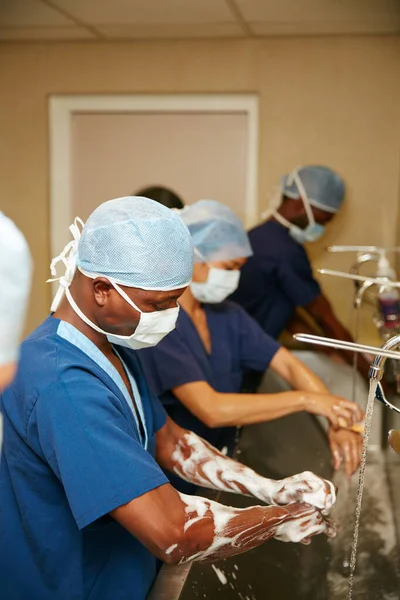 Limpiar Antes Cirugía Equipo Cirujanos Esterilizando Sus Brazos Manos Como — Foto de Stock