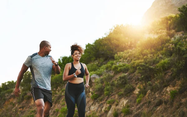 自然和一对夫妇在高山边散步 参加比赛 马拉松或竞赛 日落时 运动和非洲运动员或跑步者一起在室外进行有氧运动 — 图库照片