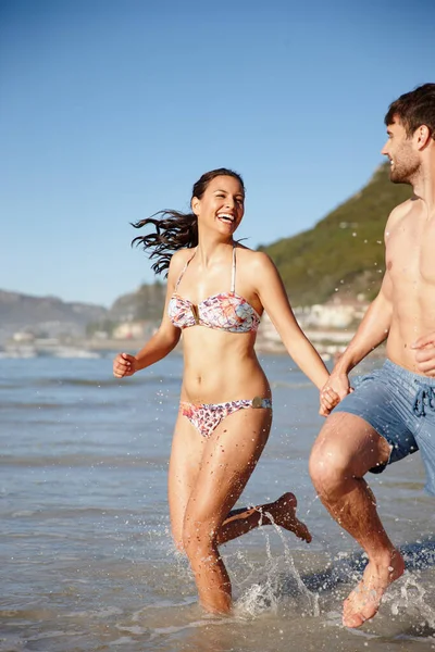 Vreugde Van Zomer Een Gelukkig Paar Lachen Terwijl Lopen Zee — Stockfoto