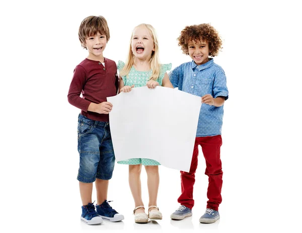 用可爱来增加版权空间 工作室拍摄的一组年轻朋友在白色背景下一起举着空白标语牌 — 图库照片