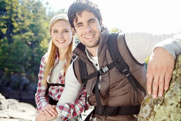 Nos Encanta Estar Aire Libre Una Feliz Pareja Joven Pasando — Foto de Stock